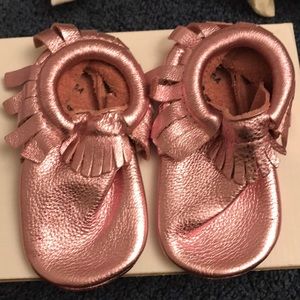 NWOT Freshly Picked Frosted Rose Moccs Size 6